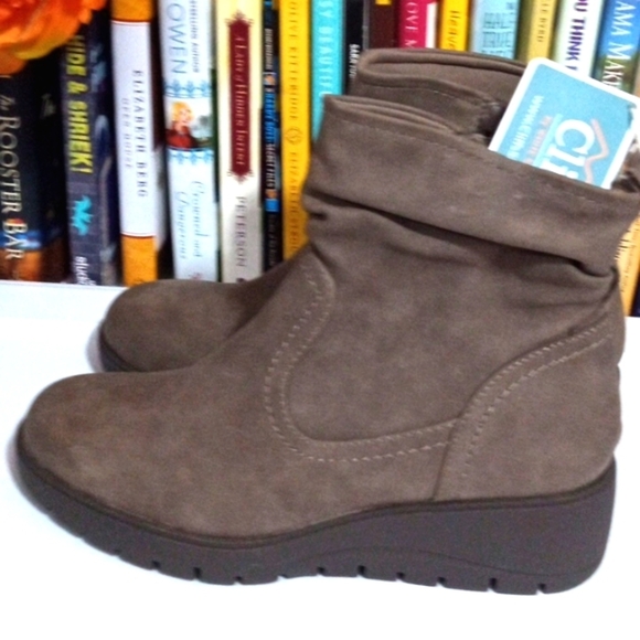 CLIFFS BY WHITE MOUNTAIN BROWN  WEDGE HEEL ANKLE BOOTS SIZE 7.5 NWT - Picture 3 of 9